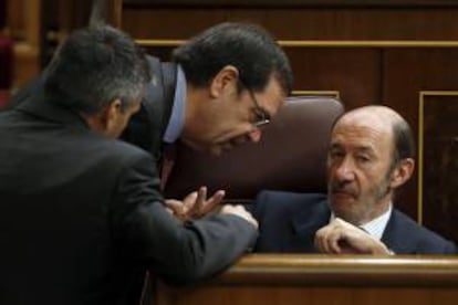 El líder del PSOE, Alfredo Pérez Rubalcaba (d), conversa con el diputado socialista, Joan Rangel (c), durante el pleno del Congreso donde el presidente del Gobierno, Mariano Rajoy, ha comparecido para informar sobre la cumbre europea de la semana pasada marcada por las noticias sobre el espionaje de Estados Unidos que le han llevado a pedir explicaciones sobre la actuación de los servicios de inteligencia estadounidenses en España.