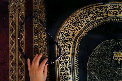 Una mujer musulmana toca cuentas de oración durante las oraciones Tarawih en el Centro Cultural Eyup Sultan en el primer día del Ramadán en Brooklyn, Nueva York, el 16 de mayo de 2018. 