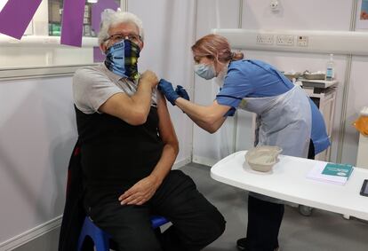 Un paciente recibe la vacuna en el hospital Louisa Jordan de Glasgow, el pasado 12 de febrero.