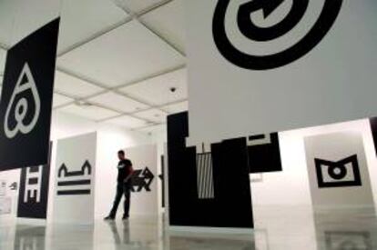 Fotografía cedida donde se ve a un visitante observando obras del diseñador español Manuel Estrada. EFE/ESTUDIO MANUEL ESTRADA