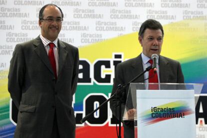 El presidente electo de Colombia, Juan Manuel Santos, presenta a quien será su ministro de Hacienda, Juan Carlos Echeverry.