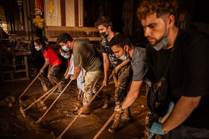 Voluntarios trabajan en la limpieza de la Iglesia Sant Jordi Martir, en Paiporta, sbado 2 de noviembre de 2024.