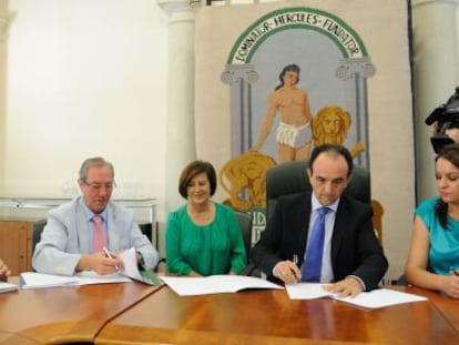 El consejero de Comercio firmó ayer la declaración junto al resto de responsables.