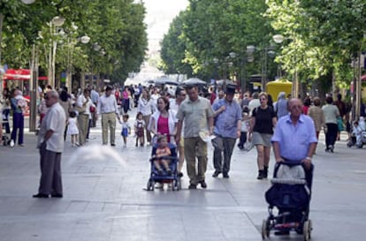 El bulevar de Gran Capitán, en Córdoba, repleto de transeúntes.