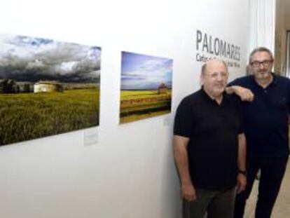 La transmisión de la belleza de los palomares distribuidos por distintos parajes de Castilla y León, Aragón y Castilla-La Mancha constituye el objetivo de la exposición "Palomares", compuesta por un centenar de fotografías captadas por los autores Carlos de Guzmán (i) y Jesús Molina (d).