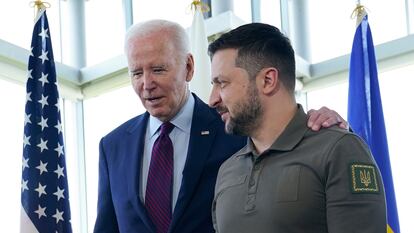 Biden saludaba a Zelenski en la cumbre del G-7 en Hiroshima.