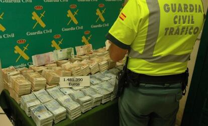 La Guardia Civil se incauta de cerca de 1,5 millones de euros que portaba el pasajero de un taxi en una maleta.