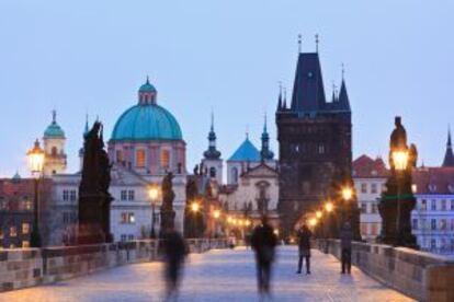 El Puente de Carlos, en Praga, que une los barrios de la ciudad vieja y Mala Strana.