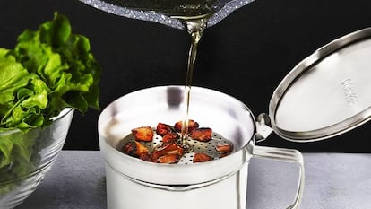 Artículo de EL PAÍS Escaparate que describe los beneficios de una aceitera para guardar el aceite usado en la cocina.
