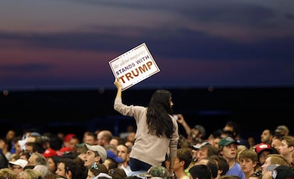 “A maioria silenciosa está com Trump”, diz este cartaz, em um comício em Nova Orleans (Louisiana).