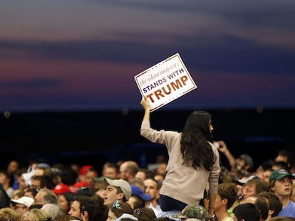 “A maioria silenciosa está com Trump”, diz este cartaz, em um comício em Nova Orleans (Louisiana).