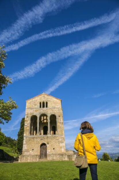 La iglesia de Santa María del Naranco, del siglo IX, en Asturias.