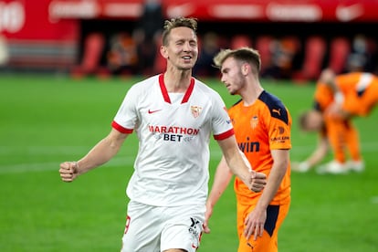 De Jong celebra su segundo gol ante el Valencia ante la desolación de Lato.