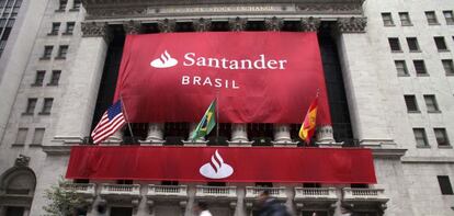 Imagen de la fachada de Wall Street el d&iacute;a del estreno de Santander Brasil.