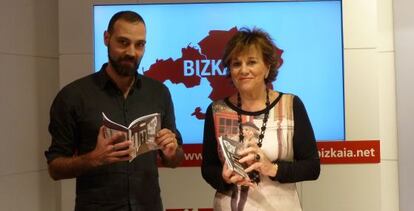 Josune Ariztondo junto a Iván Repila este viernes en la presentación de Bizkaidatz. 