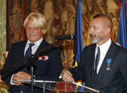 Arturo Pérez-Reverte, con el embajador francés Bruno Delaye.