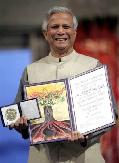 Muhammad Yunus sostiene su medalla y su diploma, que ha recibido en una ceremonia celebrada en el Ayuntamiento de Oslo.