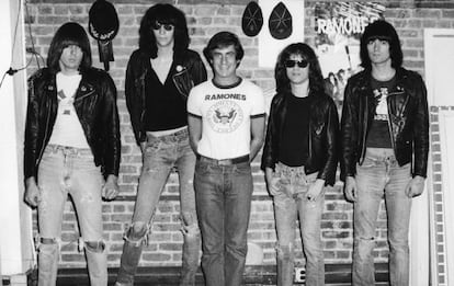 Danny Fields (en el centro), posa en un club de Nueva York junto a los Ramones, de quien sería mánager.