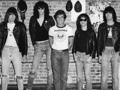 Danny Fields (en el centro), posa en un club de Nueva York junto a los Ramones, de quien sería mánager.
