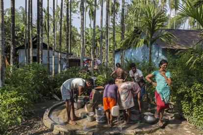 Unos campesinos recogen el agua de un pozo en Pakka Line, uno de los pueblos que salpican el Mogulkata Tea Estate, en la región de Dooars. El único grifo instalado en la zona sirve a 500 habitantes y está constantemente llena de gente, lo que hace imposible recoger agua potable allí. Por lo tanto, los trabajadores se ven obligados a beber de pozos abiertos, malolientes y que se quedan cubiertos de hojas muertas y suciedad cada vez que llueve o sopla el viento.