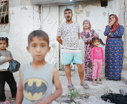 Desde la derecha, Rukane, de 30 años, Afa, de 22, y Ferman, de 26, originarios de la campiña de Alepo, viven con sus hijos en Kobane, como muchos desplazados sirios en el país.
