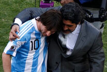 Messi y Maradona en el mundial 2010. 