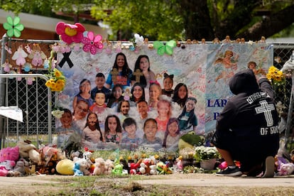 Fotografías de los asesinados en Uvalde, en un mural frente a la escuela donde se produjo la matanza, en mayo de 2022. La imagen es del mes siguiente.