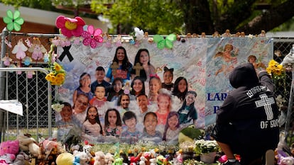 Fotografías de los asesinados en Uvalde, en un mural frente a la escuela donde se produjo la matanza, en mayo de 2022. La imagen es del mes siguiente.