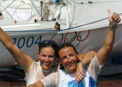 Las regatistas Natalia Vía Dufresne y Sandra Azón celebran la plata con un refrescante chapuzón.
