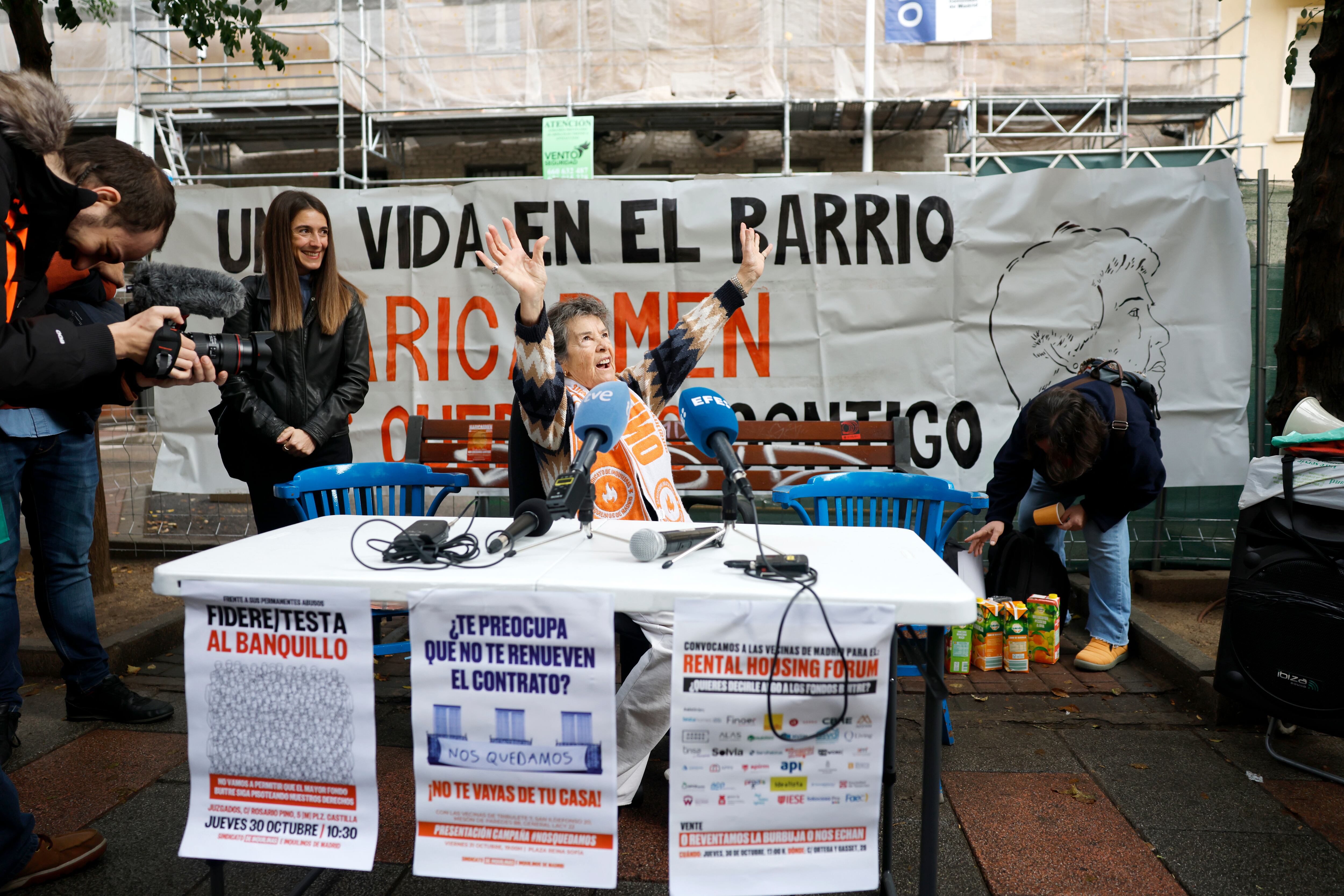 Maricarmen saluda durante la rueda de prensa. 