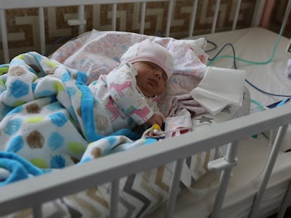 Un bebé ingresado en un hospital de Irán.