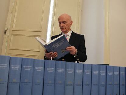 El director de la Real Academia de la Historia, Gonzalo Anes, en su despacho junto al 'Diccionario biográfico español'.