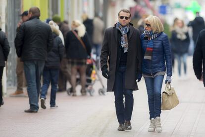 Macron y su esposa Brigitte Trogneux pasean por las calles de Le Touquet, el 14 de mayo de 2012.