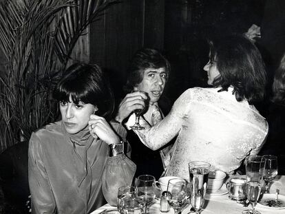 Nora Ephron da la espalda a Carl Bernstein, su segundo marido, en una mítica foto de Ron Galella.