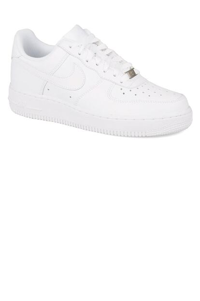 Las famosas Nike Air Force 1 son uno de los modelos de zapatillas blancas que están arrasando. Cuestan 100 euros en Sarenza.