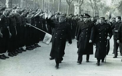 El general Franco pasa revista durante su visita a Barcelona el 27 de enero de 1942.