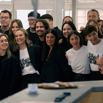 La presidenta de Inditex, Marta Ortega (cuarta por la izquierda) y el consejero delegado, Óscar García Maceiras (primero), en el primero de los actos que tiene lugar con motivo del cincuenta aniversario de Zara este viernes, día en que se cumple esta efeméride en la primera tienda que abrió bajo este nombre en 1975, situada en la céntrica calle de Juan Flórez de A Coruña.