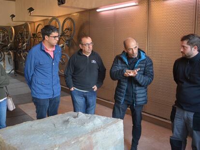 El alcalde de Morella, con chaqueta azul, frente al bloque donde está incrustada la huella, y a su lado, el palentólogo José Miguel Gasulla.