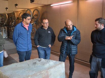 El alcalde de Morella, con chaqueta azul, frente al bloque donde está incrustada la huella, y a su lado, el palentólogo José Miguel Gasulla. 