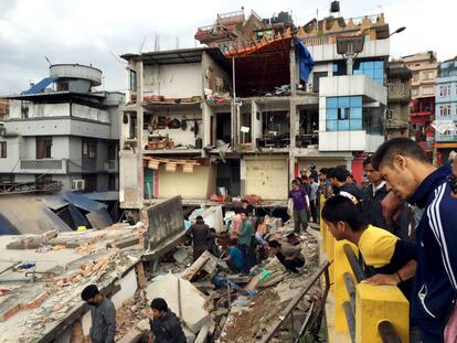 Destrozos causados por el terremoto en un bloque de viviendas en Katmandú.