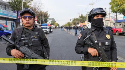 Policías capitalinos resguardan la zona de la balcera, en la alcaldía Iztacalco de Ciudad de México, el 2 de enero de 2024.