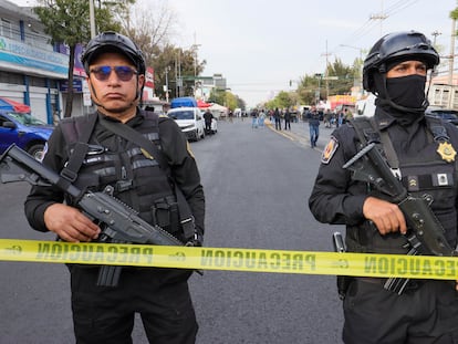 Policías capitalinos resguardan la zona de la balcera, en la alcaldía Iztacalco de Ciudad de México, el 2 de enero de 2024.