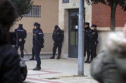 El portal del domicilio de uno de los policías fallecidos, Isidro Gabino San Martín, en La Virgen del Camino (León).