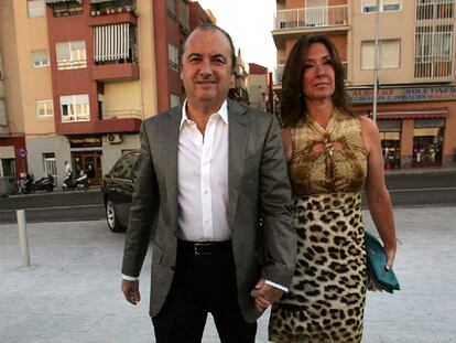 José Joaquín Ripoll y su esposa, Margarita de la Vega, acuden ayer a un acto en Alicante.
