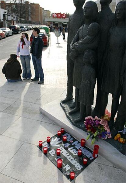 Fue en la estación de Alcalá de Henares donde los terroristas supuestamente colocaron las bombas en los trenes, según los investigadores. Allí, velas y flores se arraciman junto al monumento en memoria de las víctimas.
