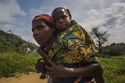 Promesse, de ocho años, fue referida a Minova tras ser diagnosticada de una anemia severa causada por la malaria. Después de cuatro horas andando, será llevado en bicicleta (seis horas más de trayecto) a un hospital donde recibirá una transfusión de sangre.