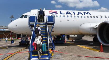 Pasajeros embarcan en LATAM Airlines en el aeropuerto de Puerto Maldonado en Perú.
