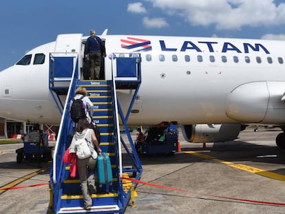 Passageiros embarcam na Latam Airlines no aeroporto de Puerto Maldonado, no Peru.
