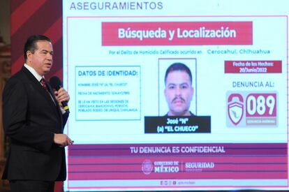 Ricardo Mejía, subsecretario de Seguridad, muestra la ficha de recompensa por 'El Chueco', durante la conferencia matutina de Presidencia