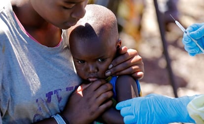 Un niño es vacunado contra el ébola en Goma.